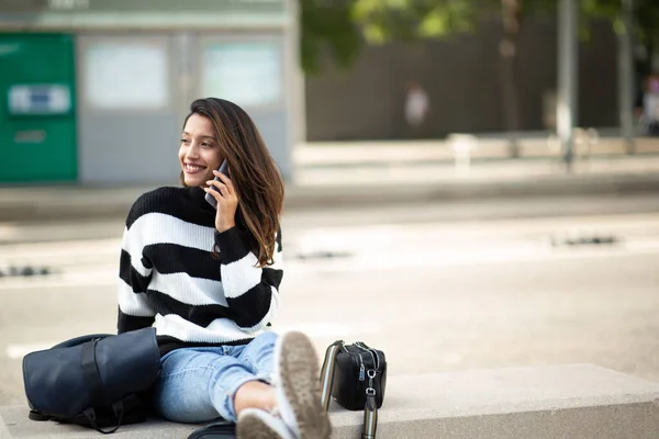 Portré Boldog Fiatal Utazási Lány Poggyász Beszél Mobiltelefon — Stock Fotó