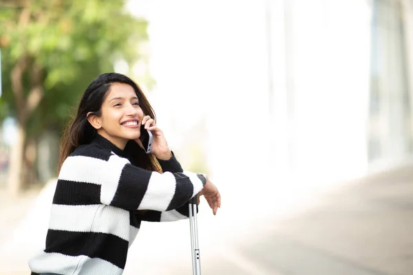 Πορτρέτο Της Χαρούμενης Ταξιδιωτικής Γυναίκας Κινητό Τηλέφωνο — Φωτογραφία Αρχείου