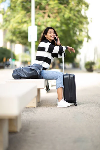Tam Vücut Portresi Mutlu Seyahat Kadını Cep Telefonuyla Konuşuyor — Stok fotoğraf