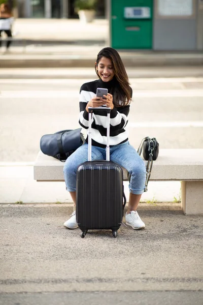 Retrato Comprimento Total Sorrindo Mulher Viagem Sentado Com Telefone Celular — Fotografia de Stock