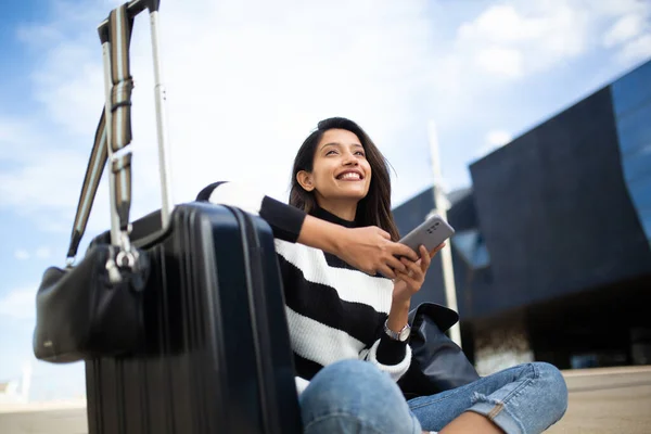 Retrato Mulher Viagem Feliz Sentado Chão Com Telefone Móvel — Fotografia de Stock