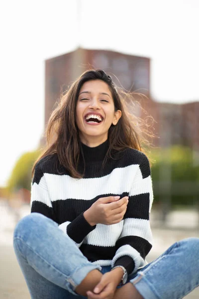 Πορτρέτο Της Χαρούμενης Νεαρής Γυναίκας Που Κάθεται Έξω Και Γελάει — Φωτογραφία Αρχείου