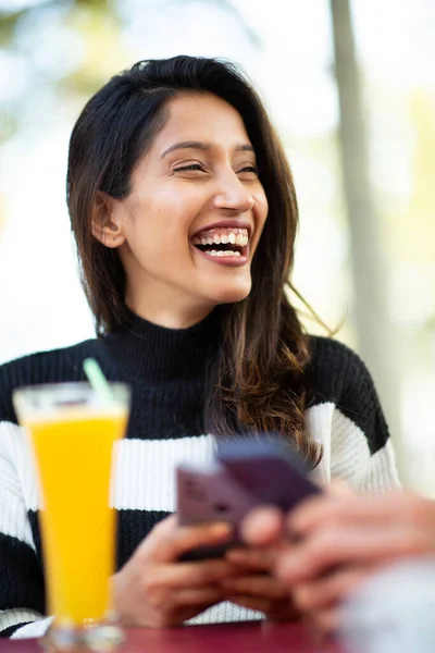 Close Portret Jonge Vrouw Lachen Met Mobiele Telefoon Door Outdoor — Stockfoto
