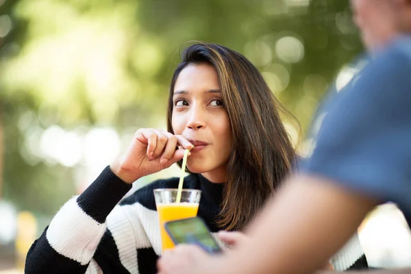 Retrato Cerca Una Mujer Joven Mirando Amigo Bebiendo —  Fotos de Stock