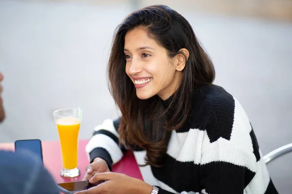 Cep Telefonuyla Gülümseyen Dışarıdaki Kafede Arkadaşlarıyla Konuşan Mutlu Kadının Portresi — Stok fotoğraf