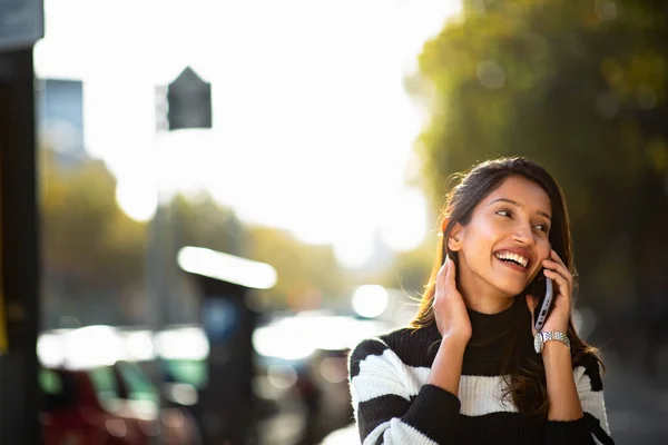 Πορτρέτο Της Χαρούμενης Νεαρής Γυναίκας Που Μιλάει Κινητό Τηλέφωνο Στην — Φωτογραφία Αρχείου