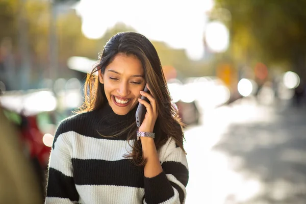 Retrato Mujer Sonriente Hablando Con Teléfono Móvil Mano —  Fotos de Stock