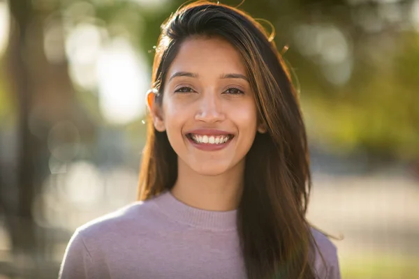 Close Portrait Smiling Young Woman Outdoors — Stock Photo, Image