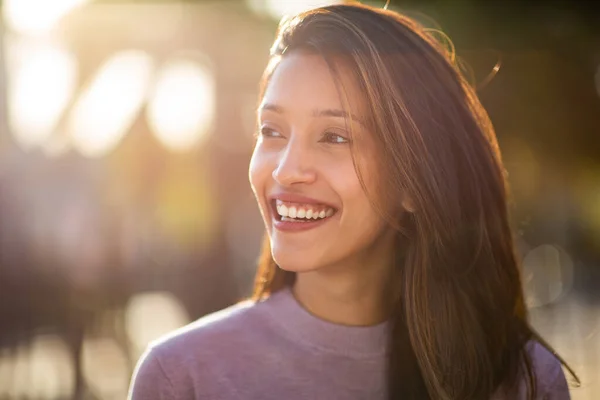 Κοντινό Πορτρέτο Της Χαρούμενης Νεαρής Γυναίκας Που Χαμογελά Στην Ύπαιθρο — Φωτογραφία Αρχείου
