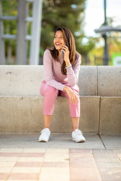 Портрет Усміхненої Жінки Яка Сидить Відкритому Повітрі Розмовляючи Мобільним Телефоном — стокове фото