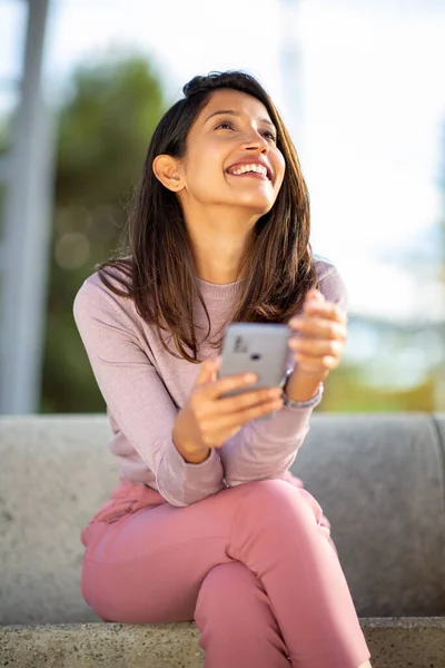 Portrait Smiling Young Woman Holding Cellphone Outdoors — Stock Photo, Image