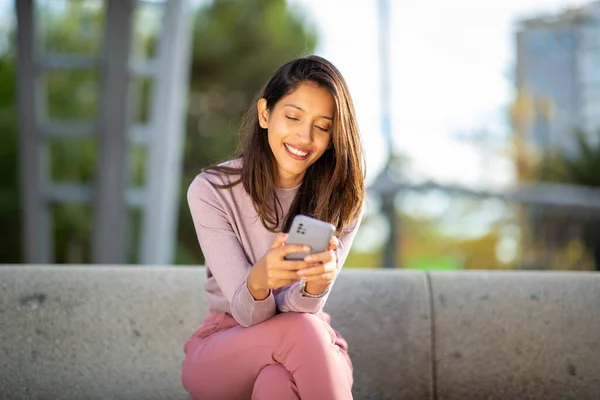 Retrato Mujer Joven Relajada Sonriente Sentada Aire Libre Con Teléfono —  Fotos de Stock