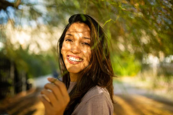 Close Portret Uśmiechniętej Młodej Kobiety Stojącej Świeżym Powietrzu Naturze — Zdjęcie stockowe