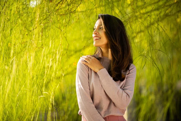 Retrato Una Joven Sonriente Mujer Moda Por Árbol Naturaleza —  Fotos de Stock