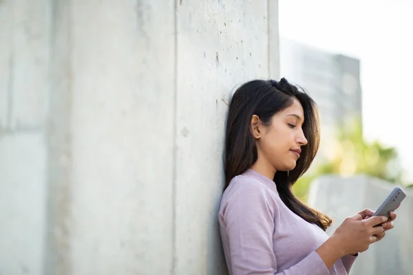 Портрет Молодой Женщины Прислонившейся Стене Помощью Мобильного Телефона — стоковое фото