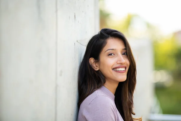 Close Side Portrait Smiling Young Woman Leaning Wall — Stock Photo, Image
