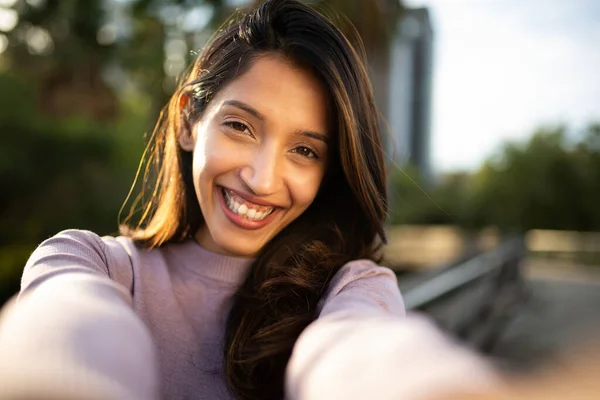 Retrato Cerca Una Joven Sonriente Tomando Selfie Aire Libre —  Fotos de Stock