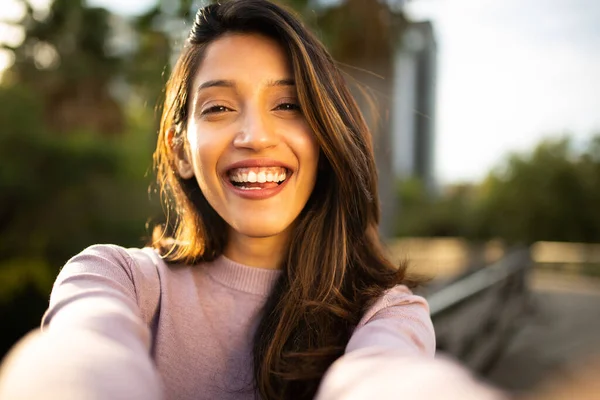Κοντινό Πορτραίτο Μιας Χαμογελαστής Νεαρής Γυναίκας Που Βγάζει Selfie Έξω — Φωτογραφία Αρχείου