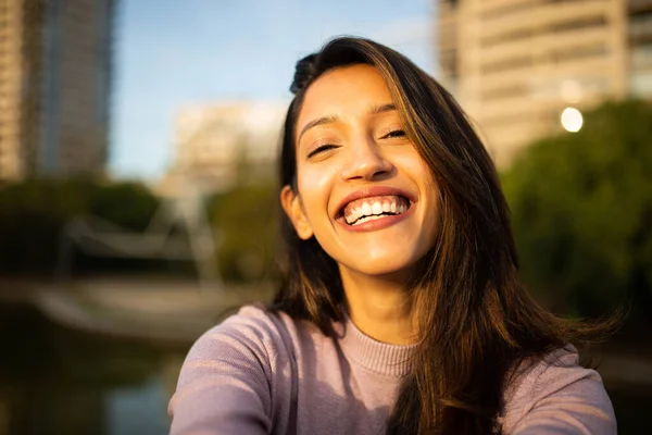 Açık Havada Selfie Çeken Gülen Genç Bir Kadının Yakın Portresi — Stok fotoğraf