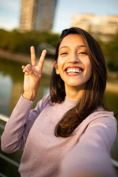 Retrato Una Joven Feliz Tomando Selfie Con Signo Mano Paz — Foto de Stock