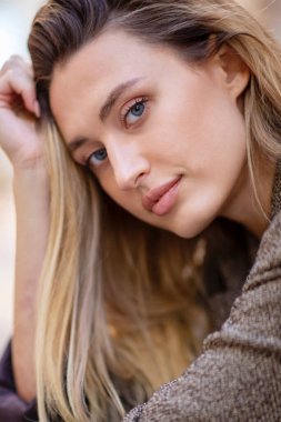 Güzel ve zarif, uzun saçlı, beyaz bir kadının yüzünü kapatın.