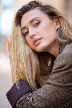 Güzel ve zarif beyaz saçlı bir kadının portresi.