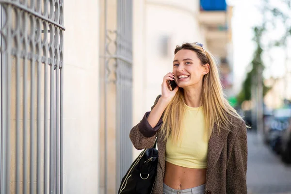 Feliz Mujer Joven Moda Hablando Teléfono Móvil Aire Libre Ciudad —  Fotos de Stock