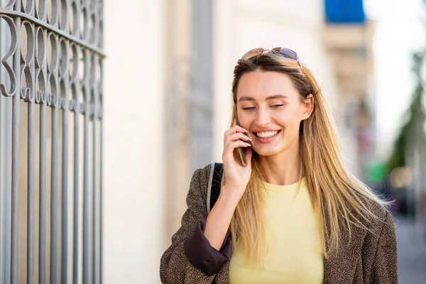 Hermosa Mujer Sonriente Hablando Teléfono Móvil Aire Libre Ciudad —  Fotos de Stock