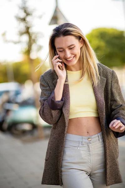 Cantik Tersenyum Wanita Muda Berbicara Telepon Genggam Luar Kota — Stok Foto