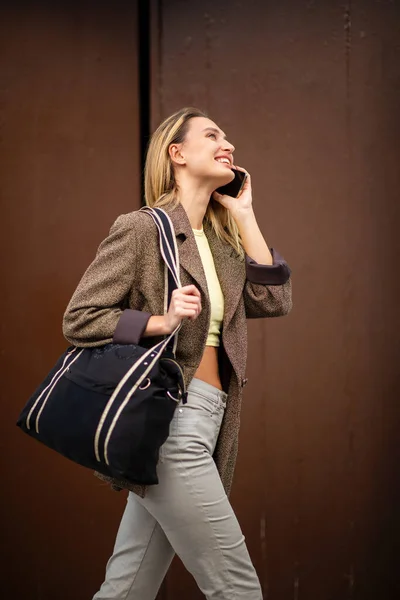 Profile Smiling Beautiful Woman Walking Bag Talking Mobile Phone City — Stock Photo, Image