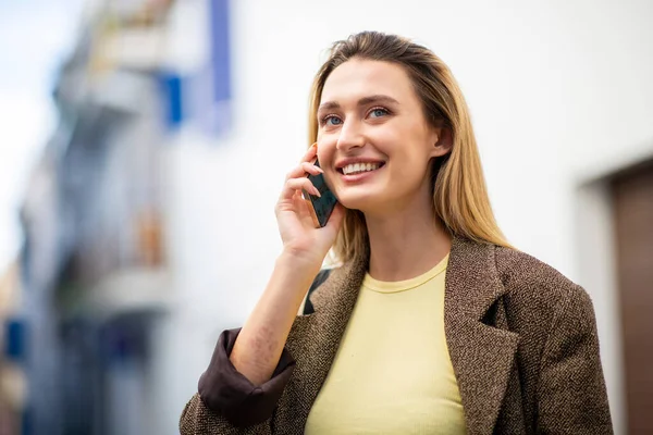 Mooie Glimlachende Jonge Vrouw Praten Met Mobiele Telefoon Buiten Stad — Stockfoto