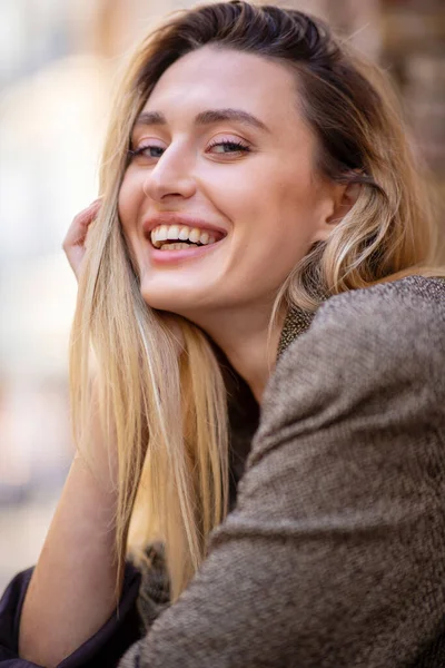 Primer Plano Retrato Hermosa Mujer Caucásica Sonriente Con Pelo Largo —  Fotos de Stock