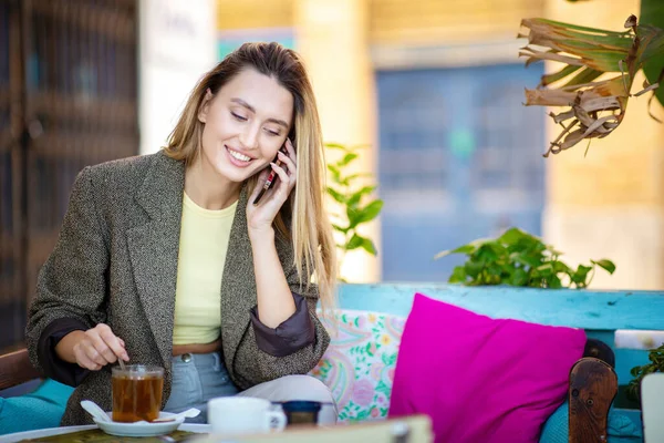 Krásná Usmívající Žena Mluví Mobilu Zatímco Venkovní Kavárně — Stock fotografie