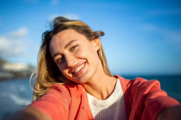 Πορτρέτο Της Όμορφης Γυναίκας Που Παίρνει Selfie Μπροστά Στη Θάλασσα — Φωτογραφία Αρχείου