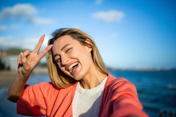 Vrolijke Kaukasische Dame Neemt Selfie Vakantie Zee — Stockfoto