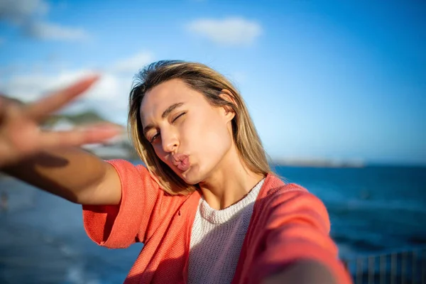 Πορτρέτο Της Ευτυχισμένης Νεαρής Γυναίκας Που Παίρνει Selfie Από Θάλασσα — Φωτογραφία Αρχείου