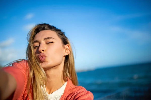 Retrato Una Joven Feliz Tomando Selfie Con Beso Por Mar —  Fotos de Stock