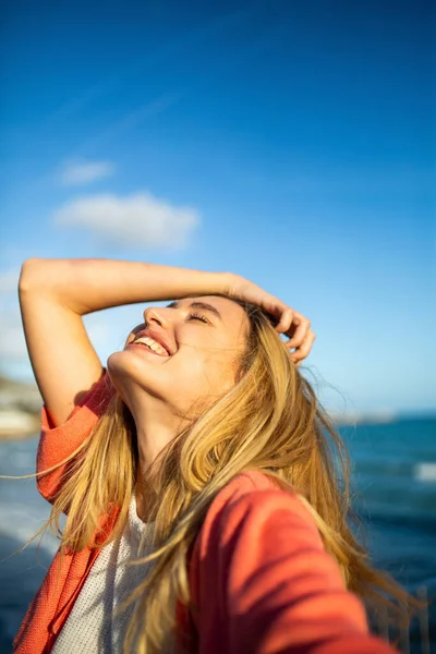 Hermosa Mujer Sonriente Tomando Selfie Durante Sus Vacaciones Frente Mar — Foto de Stock