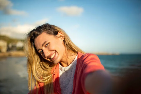Retrato Una Hermosa Jovencita Tomando Selfie Frente Mar — Foto de Stock