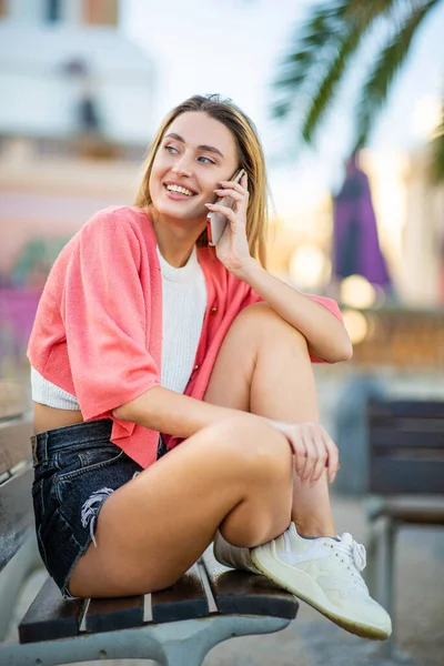 Cantik Tersenyum Wanita Muda Dengan Celana Pendek Berbicara Dengan Ponsel — Stok Foto