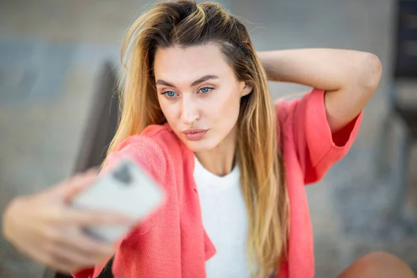 Mooie Stijlvolle Kaukasische Dame Nemen Selfie Smart Phone Met Haar — Stockfoto