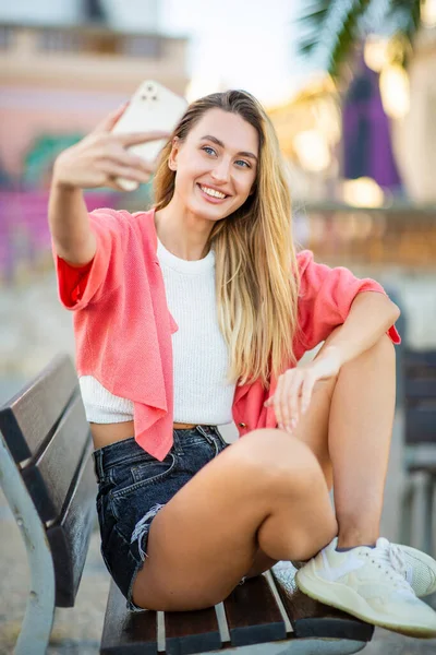 Retrato Una Joven Feliz Tomando Selfie Con Teléfono Celular —  Fotos de Stock