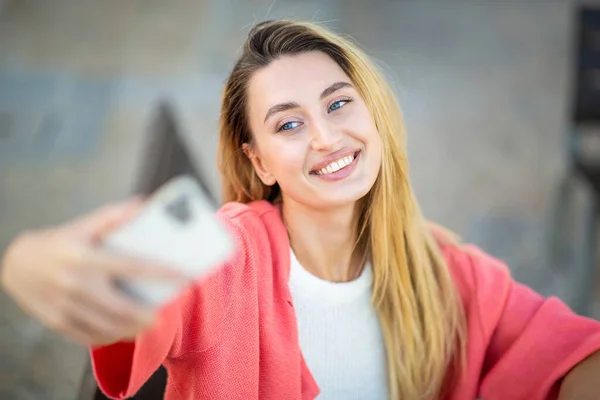 Piękna Młoda Kobieta Stylowych Ubraniach Robi Selfie Pomocą Aparatu Komórkowego — Zdjęcie stockowe