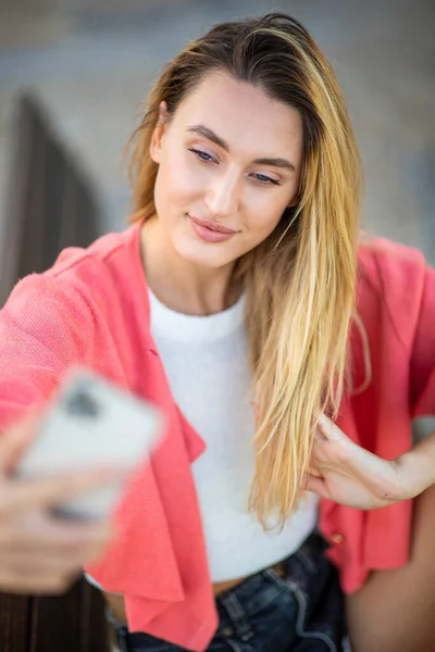 Atractiva Joven Mujer Tomando Selfie Con Teléfono — Foto de Stock