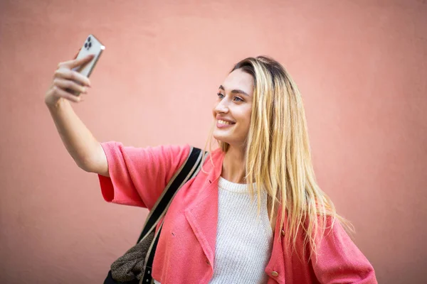 Linda Senhora Caucasiana Feliz Tomando Auto Retrato Usando Seu Smartphone — Fotografia de Stock