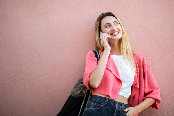 Retrato Una Joven Rubia Sonriente Hablando Con Celular Sobre Fondo —  Fotos de Stock