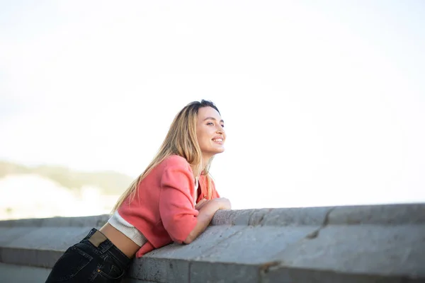 Retrato Una Joven Rubia Sonriente Inclinada Aire Libre Mirando Hacia —  Fotos de Stock
