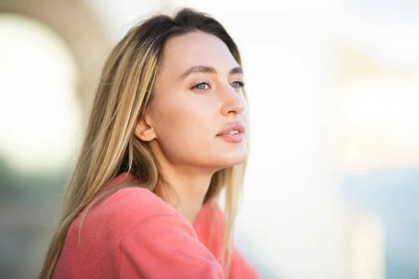 Närbild Ansikte Porträtt Vackra Unga Kaukasiska Kvinna Med Blont Hår — Stockfoto