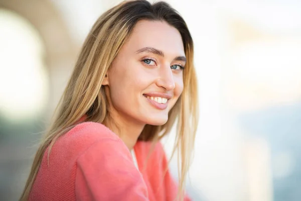 Detail Portrét Usmívající Mladé Ženy Blond Vlasy Modrýma Očima — Stock fotografie