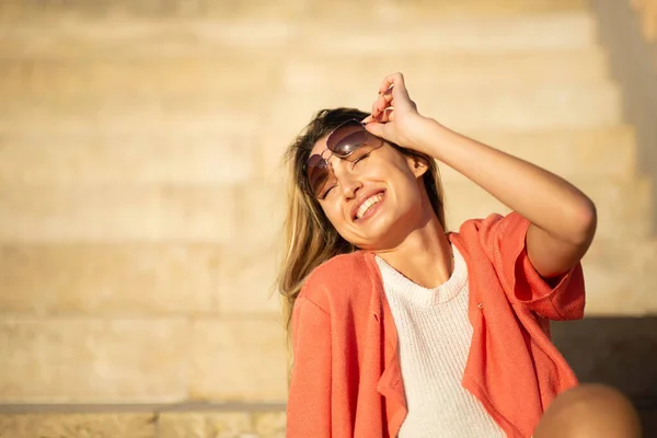Retrato Cerca Una Joven Rubia Sonriente Sosteniendo Gafas Sol —  Fotos de Stock